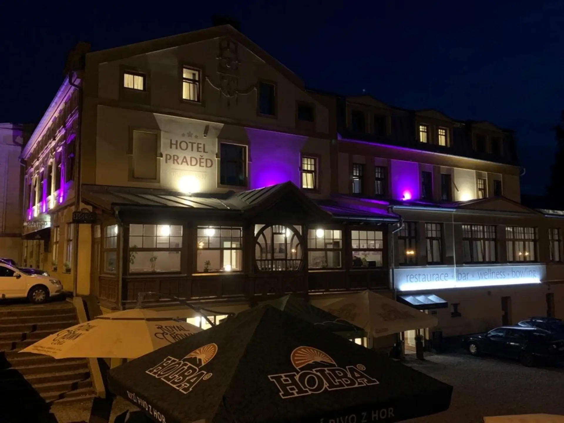 Exteriérové LED noční nasvícení fasády hotelu