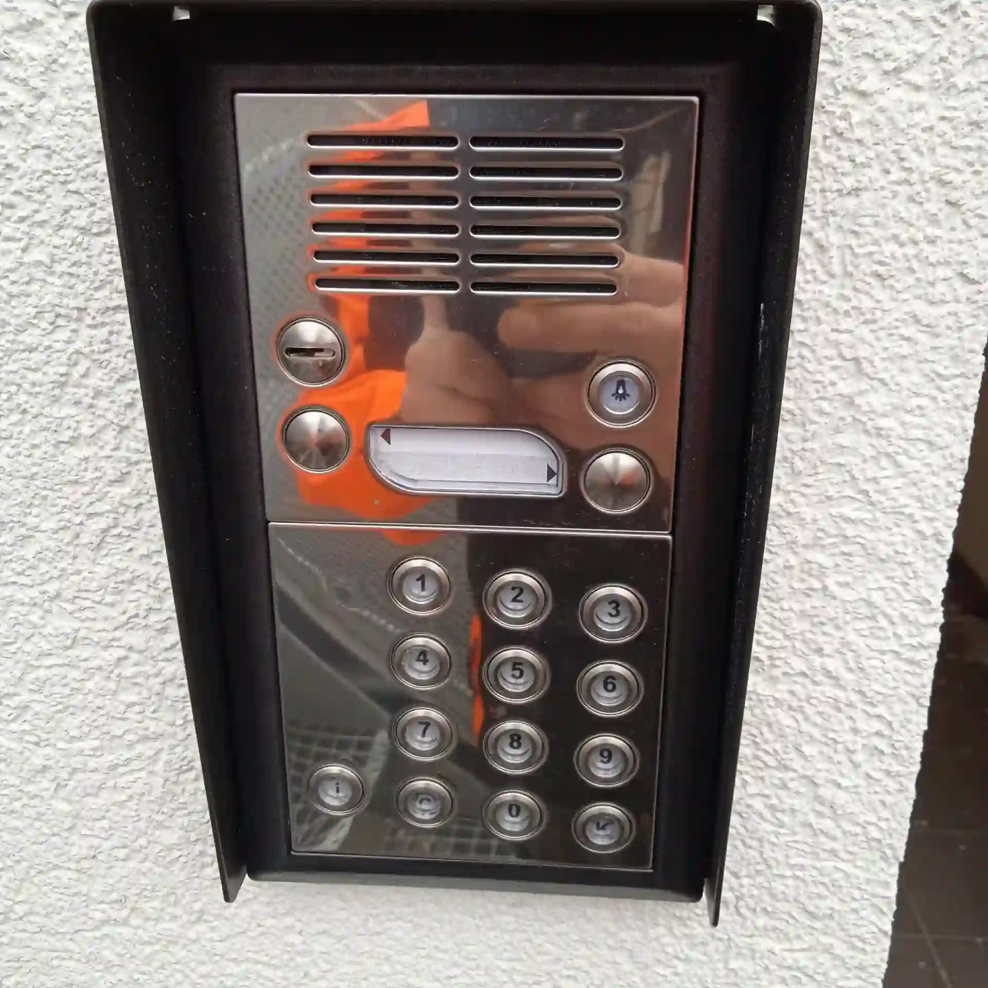 Venkovní vchodový panel interkomu s klávesnicí a čtečkou