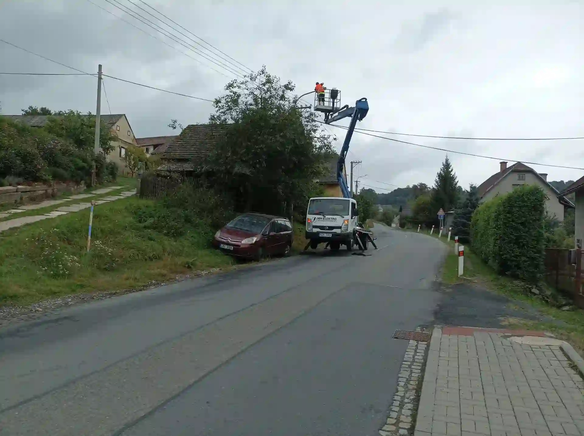 Servis lampy veřejného osvětlení těsně u frekventované silnice