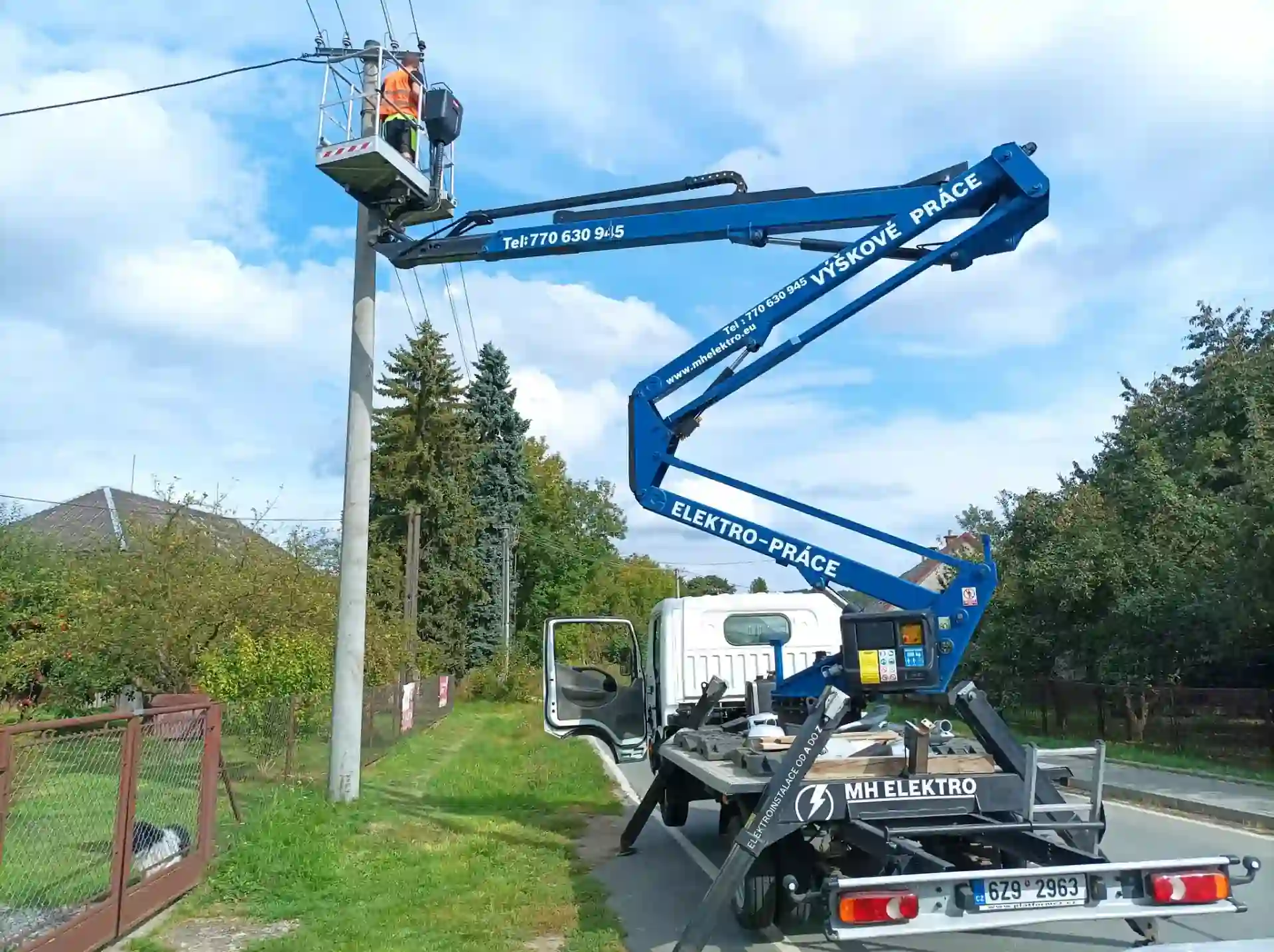 Zajišťujeme kompletní servis veřejného osvětlení z vlastní montážní plošiny
